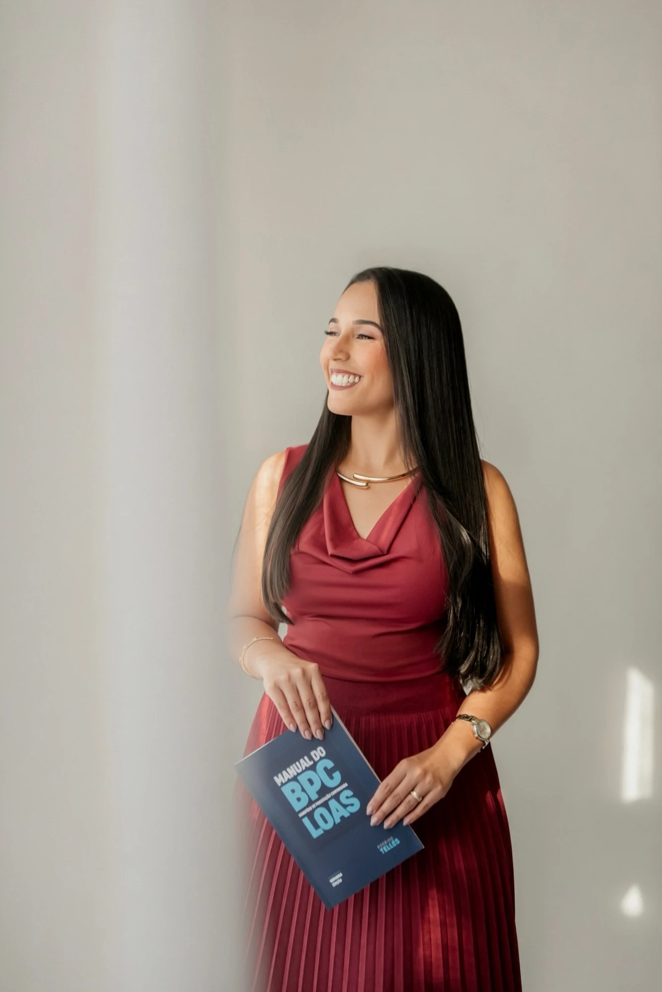 Dra. Bruna Benichio com livro sobre BPC/LOAS