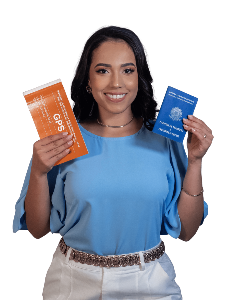 Advogada Bruna Benichio sorrindo, vestindo traje profissional, em um escritório iluminado, transmitindo confiança e acessibilidade.